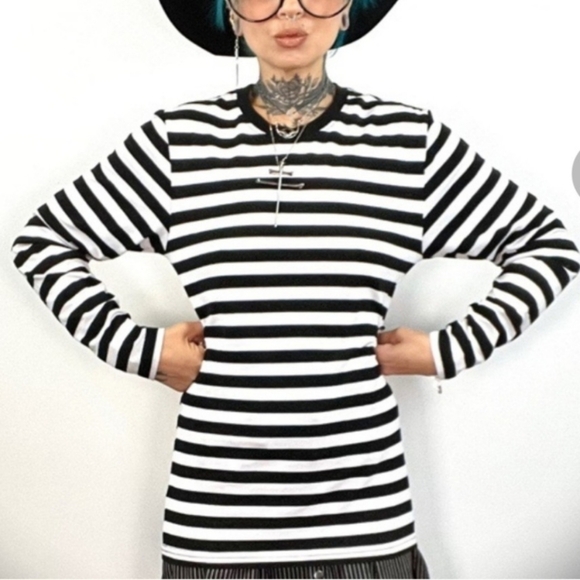 Hot Topic Basic Goth Long Sleeved Tee Black White Striped Women's EUC - Picture 2 of 6